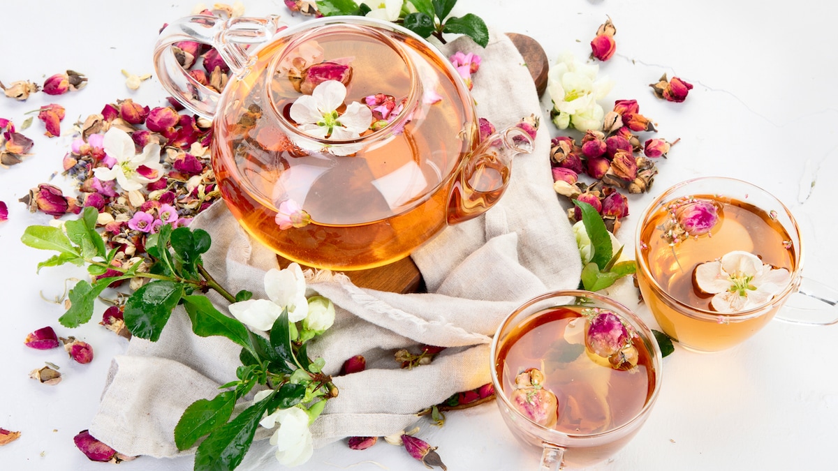 6 Floral Teas for Health and Wellness: Discover the Benefits of Hibiscus, Chamomile, and More