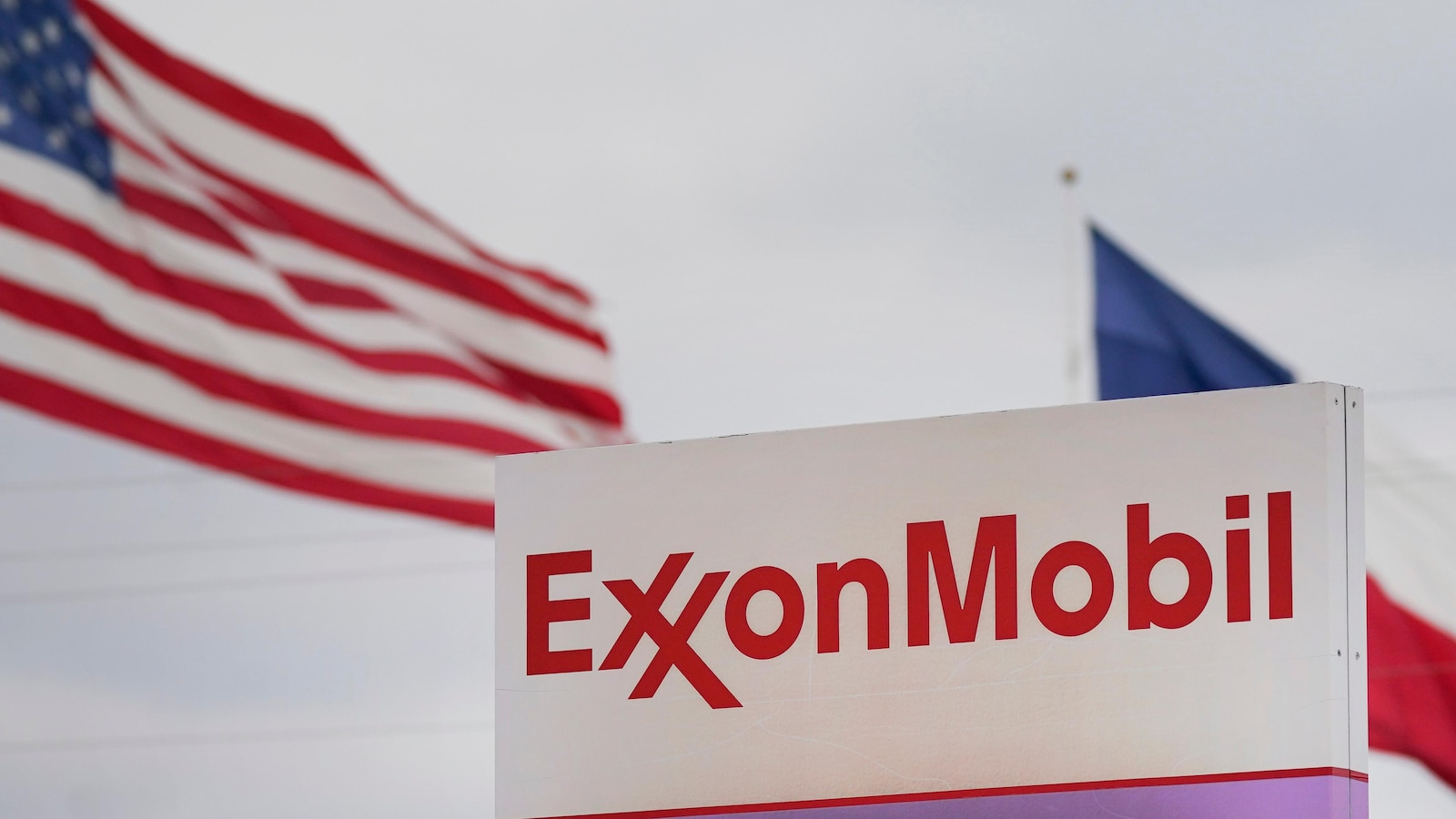 ExxonMobil Surpasses Earnings Expectations with .6 Billion Profit Amid Oil Market Fluctuations